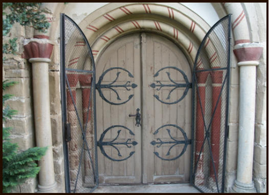 West entrance door of the mountain church to Schleiz before the restoration